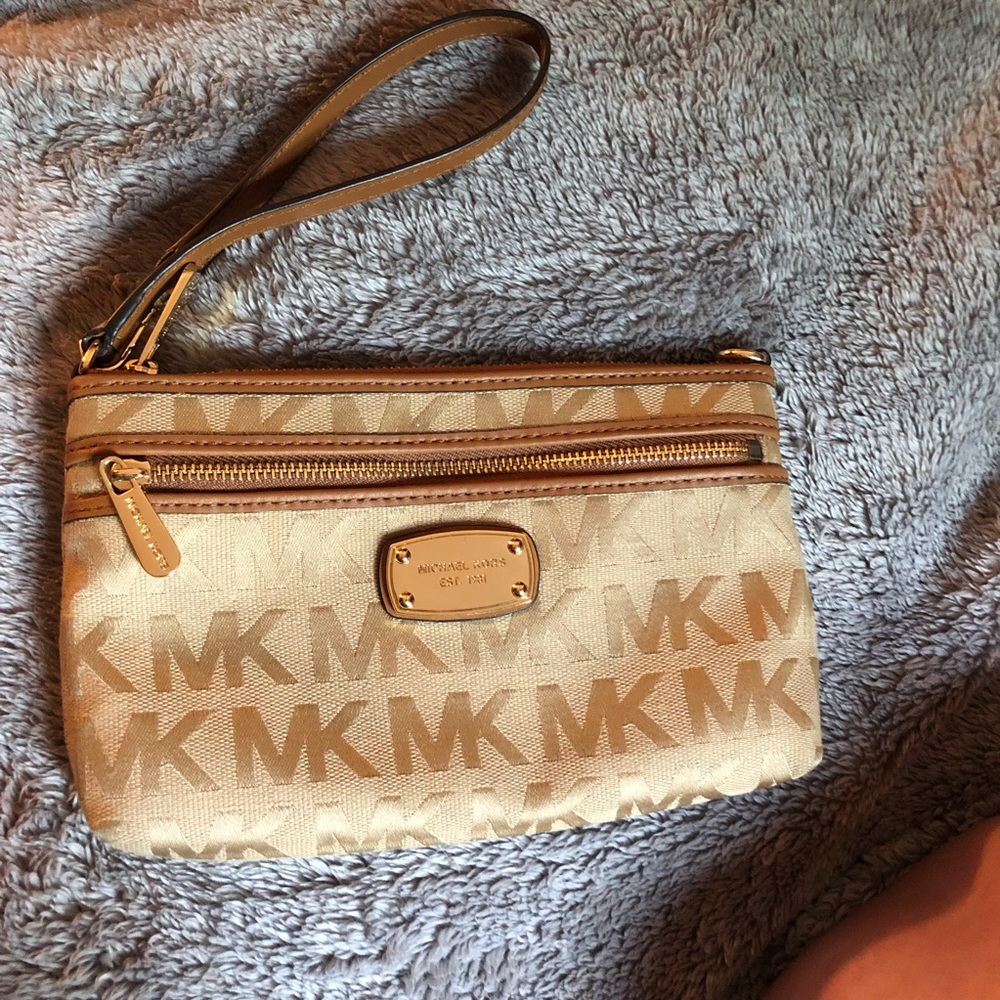 Michael KORS wristlet !!!!!